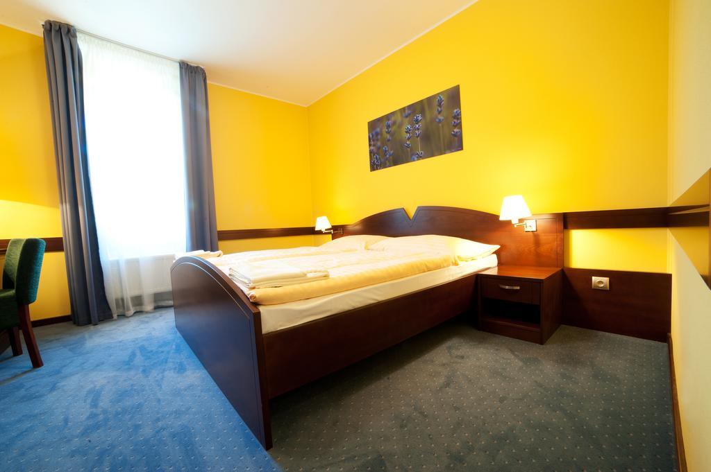 Hotel Impozant Valča Екстериор снимка