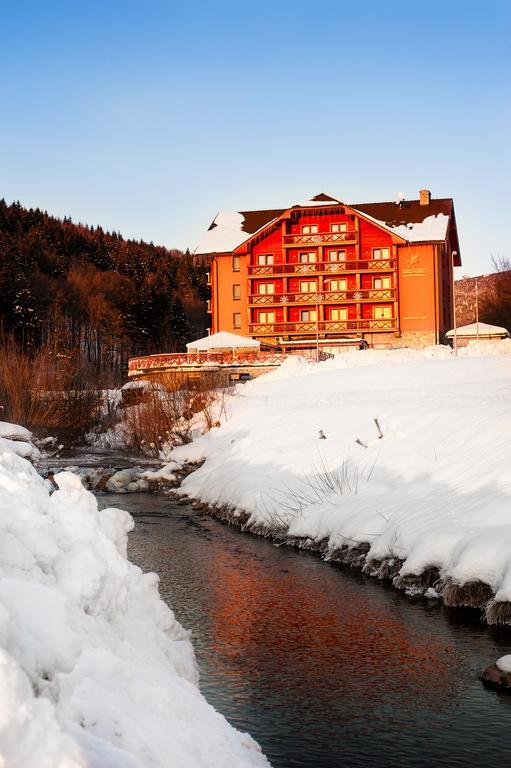Hotel Impozant Valča Екстериор снимка